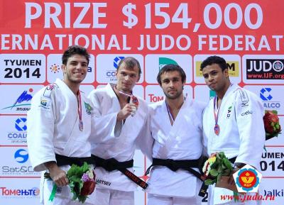 Призёры в весе 73 килограмма. Уали Куржев второй справа